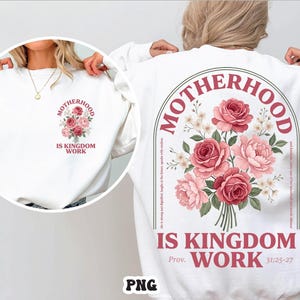 Peut inclure: Sweat-shirt blanc orn&eacute; d'un bouquet floral rose et rouge. Le texte "Motherhood is Kingdom Work" est affich&eacute; &agrave; l'avant et &agrave; l'arri&egrave;re. Le design arri&egrave;re comprend une arche florale et le verset biblique Proverbes 31:25-27.