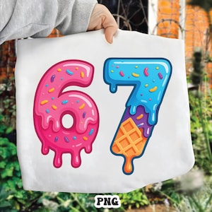 Puede incluir: Bolso de mano blanco con los números "6" y "7" diseñados como donuts y helados. El "6" es rosa con chispas, y el "7" es azul con chispas y una base de gofre. Las letras "PNG" están en la parte inferior.