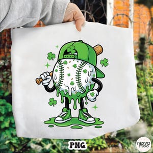 K&ouml;nnte beinhalten: Wei&szlig;e Tragetasche mit einem Baseball-Cartoon-Charakter, der eine gr&uuml;ne Kappe tr&auml;gt und gr&uuml;ne Fl&uuml;ssigkeit tropft. Der Baseball hat Kleebl&auml;tter und h&auml;lt einen Schl&auml;ger. Die Figur tr&auml;gt gr&uuml;ne Turnschuhe. Das Wort "PNG" steht unten.