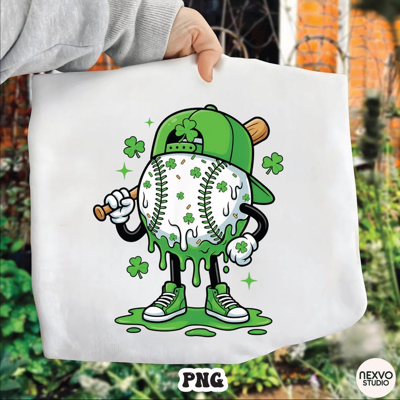 K&ouml;nnte beinhalten: Wei&szlig;e Tragetasche mit einem Baseball-Cartoon-Charakter, der eine gr&uuml;ne Kappe tr&auml;gt und gr&uuml;ne Fl&uuml;ssigkeit tropft. Der Baseball hat Kleebl&auml;tter und h&auml;lt einen Schl&auml;ger. Die Figur tr&auml;gt gr&uuml;ne Turnschuhe. Das Wort "PNG" steht unten.