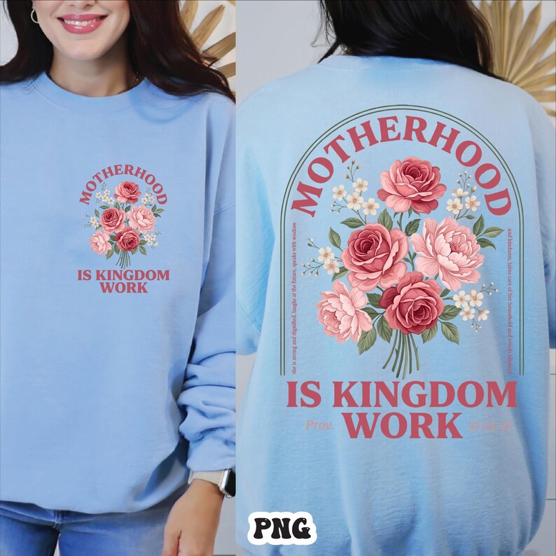 Peut inclure: Sweat-shirt bleu clair avec un motif de bouquet floral. L'avant pr&eacute;sente un bouquet de roses roses et rouges avec le texte "MOTHERHOOD IS KINGDOM WORK". Le dos a un motif floral plus grand et le m&ecirc;me texte.