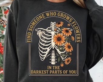 Znajdź kogoś, kto uprawia kwiaty PNG, kwiatowy wzór sublimacji klatki piersiowej z motywem szkieletu, koszulka z cytatem o zdrowiu psychicznym w stylu boho grunge PNG, pobieranie cyfrowe