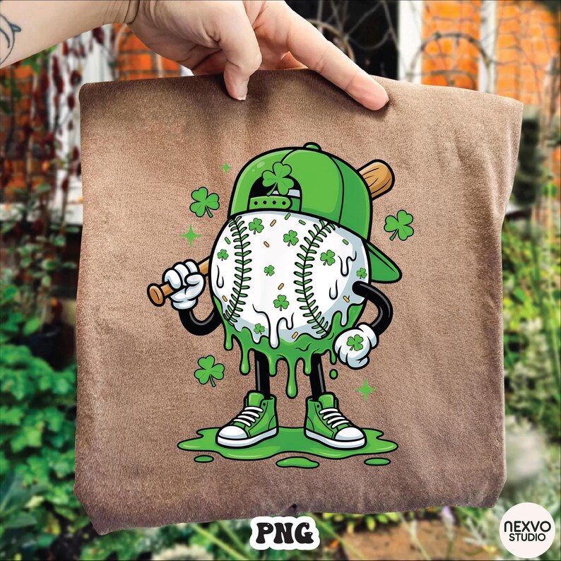 K&ouml;nnte beinhalten: Ein braunes T-Shirt mit einer Cartoon-Baseballfigur, die eine gr&uuml;ne Baseballkappe und Turnschuhe tr&auml;gt und einen Schl&auml;ger h&auml;lt. Der Baseball ist wei&szlig; mit gr&uuml;nen Kleebl&auml;ttern und tropfender gr&uuml;ner Farbe. Das Wort "PNG" steht unten.