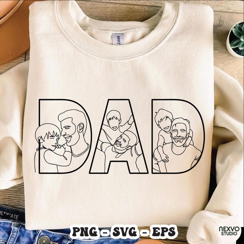 Pode incluir: Camisola creme com a palavra "DAD" em letras pretas grandes. As letras s&atilde;o preenchidas com desenhos de pais e filhos. A parte inferior da camisola mostra o texto "PNG-SVG-EPS".