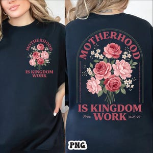 Peut inclure: T-shirt bleu marine avec un motif floral et le texte "MOTHERHOOD IS KINGDOM WORK". Le motif pr&eacute;sente un bouquet de roses roses et rouges. Le dos du t-shirt porte le m&ecirc;me motif avec le texte "Prov. 31:25-27".