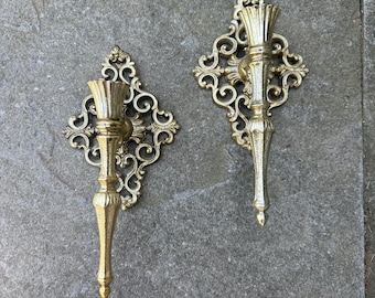Par de apliques de pared de metal fundido con filigrana ornamentada en tono dorado vintage, estilo Old World Regency