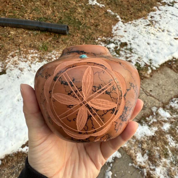 Jarrón turquesa vintage de 10 cm de alto, con arte de pelo de caballo navajo, firmado y grabado