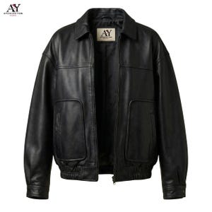 Puede incluir: Chaqueta de cuero negra con cuello, bolsillos delanteros y cierre de cremallera. La chaqueta tiene un estilo bomber cl&aacute;sico con pu&ntilde;os y dobladillo acanalados. El logotipo de la marca "AY COLLECTION STUDIO" es visible en la esquina superior izquierda.
