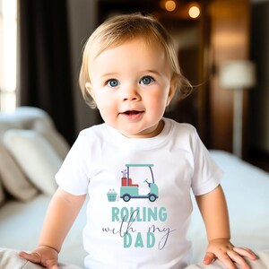 Rolling With My Dad 幼児用シャツ - ゴルフカートグラフィックTシャツ - 幼児用男の子または女の子用お揃いゴルフウェア - 子供用かわいいゴルフデーシャツ
