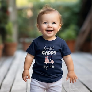 パーのかわいいキャディー幼児用ゴルフシャツ | ラビットスキンTシャツ | おもしろゴルフキッズTシャツ | ゴルフカート幼児用Tシャツ | キャディートレーニング中
