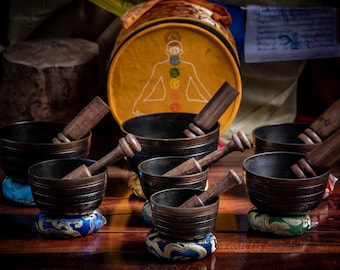 Juego de cuencos tibetanos Chakra – 7 cuencos del Himalaya, cojines, mazos y bolsa