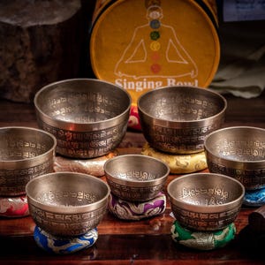 Tibentan Singing Bowl Set = Chakra Tibetan Singing Bowl Set of 7 – Handmade Himalayan Meditation Sound Bowls from Nepal – Klangschalen Set