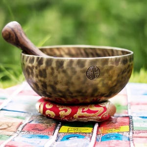 Full Moon Tibetan Handmade Singing Bowl - Himalayan Chakra Singing Bowl from Nepal - Master Healing Grade For Yoga Sound Bath Chakra 7 Metal
