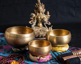 Juego de 3 cuencos tibetanos de chakras martillados a mano - Cuencos curativos del Himalaya