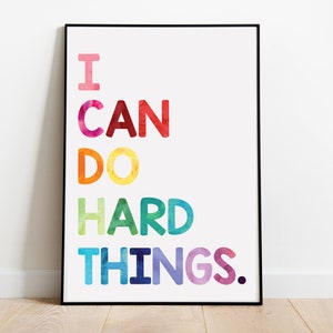 Peut inclure: Une affiche de motivation encadrée avec le texte "I CAN DO HARD THINGS." dans un arc-en-ciel de couleurs.