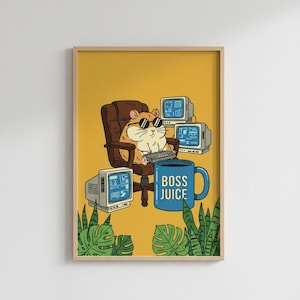 Puede incluir: Impresión enmarcada de un hámster de dibujos animados con gafas de sol, sentado en una silla de oficina marrón. Rodeado de monitores de ordenador retro y una taza azul con "BOSS JUICE". El fondo es amarillo.