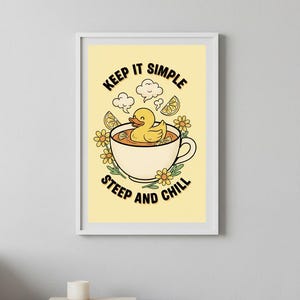 Puede incluir: Impresión enmarcada con un pato de dibujos animados en una taza de té, rodeado de flores y rodajas de limón. El texto dice "Keep it Simple, Steep and Chill" en una fuente lúdica, sobre un fondo amarillo.