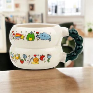 Taza de cerámica con dibujos kawaii: adorable rana, arcoíris y fruta. Un regalo estético y colorido para ella.