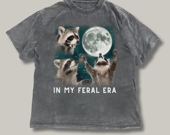Maglietta Feral Era, magliette grafiche retrò con tre procioni, maglietta vintage con luna e procione, maglietta divertente con procione, maglietta oversize lavata, magliette con meme
