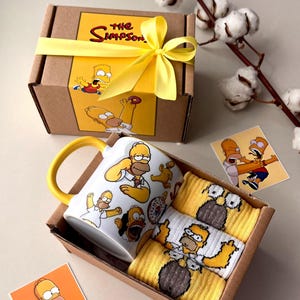 Set de regalo de Los Simpson: taza y calcetines / Regalo divertido para fans de los dibujos animados / Mercancía de Homero Simpson, calcetines de Los Simpson, regalos para él, calcetines divertidos para hombre