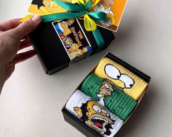 Simpsons Socks Gift Set – 3 Pairs Fun Cartoon Socks in Gift Box, Size 35-40/40-45–Funny Gift for men, Simpsons gift, Custom men socks