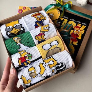 Caja de regalo de calcetines de Los Simpson (8 pares) – Divertidos calcetines de dibujos animados para hombre y mujer – Divertido juego de calcetines de algodón – Regalo divertido de Los Simpson, calcetines para hombre, regalos para él