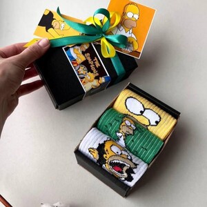 Set regalo di calzini dei Simpson - 3 paia di divertenti calzini dei cartoni animati in scatola regalo, taglie 35-40/40-45 - Regalo divertente per uomo, regalo dei Simpson, calzini da uomo personalizzati