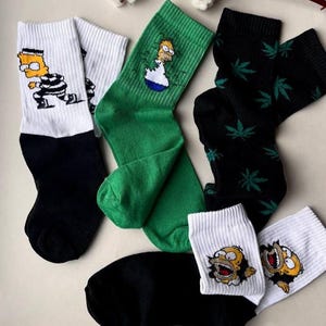 Calcetines divertidos de Los Simpsons en caja de regalo: 4 pares coloridos en caja de regalo. Calcetines altos de Homer Simpson. Calcetines divertidos de dibujos animados para hombre y mujer. Tallas 35-45/40-45.
