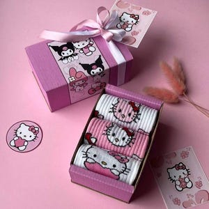 Set de regalo de calcetines de verano de Hello Kitty: 3 pares en una bonita caja, tallas 35-40, calcetines de algodón kawaii inspirados en Sanrio, un regalo ideal para ella. Calcetines para mujer.
