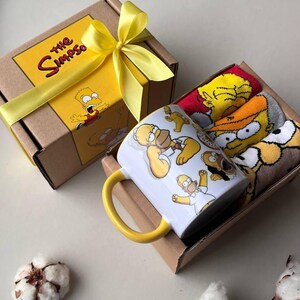 Set de regalo de Los Simpson: taza y calcetines / Regalo divertido para fans de los dibujos animados / Mercancía de Homer y Bart, calcetines de Los Simpson, Regalos para él, Calcetines