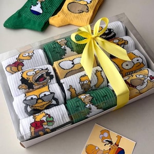 Simpsons sokken cadeauset – 12 paar, maat EU 35-40 en 40-45 – leuke stripfiguren, sok met kleurrijke ontwerpen, unieke geschenkdoos voor mannen, sok