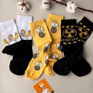 Funny Simpsons Socks Set of 3 Pairs – Homer Simpson Cotton Crew Socks for Men & Women – Cool Cartoon Gift for Him Her, Men Socks, Socken