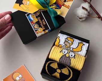 Men’s Funny Socks Simpson Gift Set - Simpsons Inspired Knitted Socks – Homer Cartoon Socks – Geek Gift for Him – 3 Pairs in Gift Box, Socken