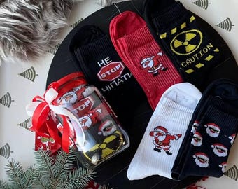 Christmas Socks Gift Jar – 5 Pair Holiday Socks Set in Clear Can, Xmas Gift for Men, Secret Santa Stocking Stuffer, Festive Cotton Socks
