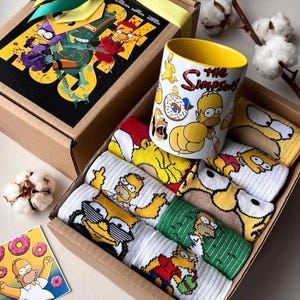 Set de regalo de Los Simpson: 8 pares de calcetines (tallas 35-40, 40-45) + taza / Calcetines de dibujos animados para hombre y mujer / Caja de regalo divertida para él y para ella, calcetines de Los Simpson