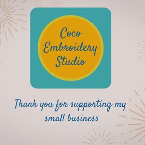 K&ouml;nnte beinhalten: Ein t&uuml;rkisfarbenes Quadrat mit einem gelben Kreis mit dem Text "Coco Embroidery Studio" in einer Schreibschrift. Darunter steht der Text "Thank you for supporting my small business" in dunkelblauer Schrift, mit hellbeigem Hintergrund und Sternenmustern.