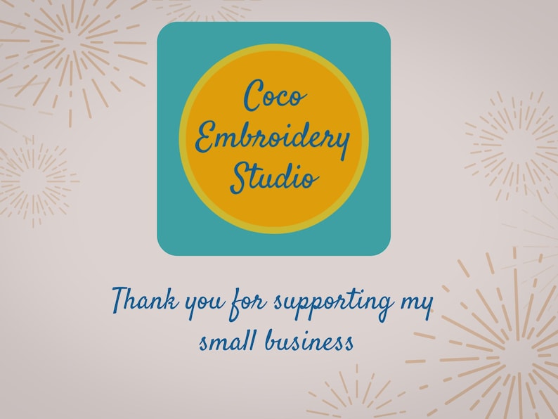 K&ouml;nnte beinhalten: Ein t&uuml;rkisfarbenes Quadrat mit einem gelben Kreis mit dem Text "Coco Embroidery Studio" in einer Schreibschrift. Darunter steht der Text "Thank you for supporting my small business" in dunkelblauer Schrift, mit hellbeigem Hintergrund und Sternenmustern.