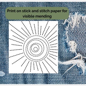 K&ouml;nnte beinhalten: Ein wei&szlig;es quadratisches Design mit einem Sonnenmuster aus schwarzen gestrichelten Linien, f&uuml;r sichtbares Ausbessern. Das Design befindet sich auf einem Jeanshintergrund mit einem abgenutzten Bereich. Text: "Auf Stick- und Klebepapier zum sichtbaren Ausbessern drucken."