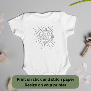 K&ouml;nnte beinhalten: Wei&szlig;er Baby-Body mit schwarzem Sonnenmuster. Die Sonne hat eine spiralf&ouml;rmige Mitte und strahlenf&ouml;rmige Linien. Der Text auf dem Bild lautet: "Auf Stick- und Stichpapier drucken. Gr&ouml;&szlig;e auf Ihrem Drucker &auml;ndern."