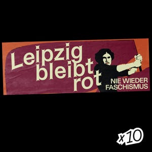 Könnte beinhalten: Ein rotes und oranges Plakat mit dem Text "Leipzig bleibt rot" und "NIE WIEDER FASCISMUS". Eine Person hält eine rote Fahne im Hintergrund.