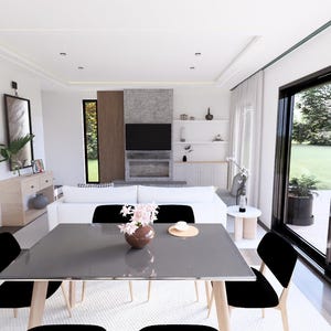 Op de afbeelding: Een moderne woonkamer met een eethoek. De eettafel is grijs met zwarte stoelen. Een witte bank staat tegenover een aan de muur gemonteerde tv. Grote ramen bieden uitzicht op de buitenwereld. De kamer is ingericht in neutrale tinten.