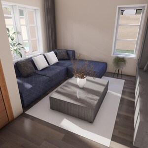 Peut inclure: Un salon moderne avec un canap&eacute; d'angle bleu, une table basse grise tress&eacute;e et un tapis blanc. La pi&egrave;ce dispose de grandes fen&ecirc;tres, d'une t&eacute;l&eacute;vision et de plantes d&eacute;coratives. Les murs sont peints dans des couleurs neutres, cr&eacute;ant une atmosph&egrave;re lumineuse et a&eacute;r&eacute;e.