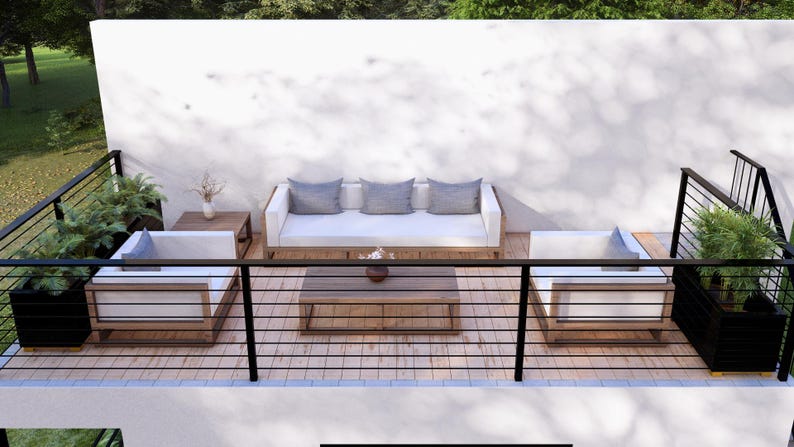 K&ouml;nnte beinhalten: Gartenm&ouml;bel-Set mit einem wei&szlig;en Sofa mit drei grauen Kissen, zwei wei&szlig;en Sesseln und einem Couchtisch aus Holz. Das Set steht auf einer Holzterrasse mit schwarzen Gel&auml;ndern und Pflanzgef&auml;&szlig;en mit Gr&uuml;n.