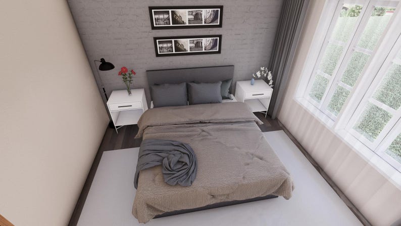 Peut inclure: Chambre avec lit recouvert d'une couette beige et d'une couverture grise. Deux tables de chevet blanches avec lampes et fleurs de chaque c&ocirc;t&eacute;. La pi&egrave;ce a une grande fen&ecirc;tre et deux tableaux encadr&eacute;s au mur.