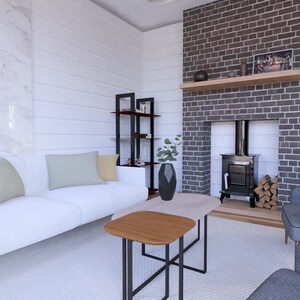 Puede incluir: Sal&oacute;n moderno con sof&aacute; blanco, sillones grises y mesa de centro de madera. Chimenea de ladrillo y estufa de le&ntilde;a que aportan calidez. Cojines decorativos y un jarr&oacute;n negro completan el acogedor interior.