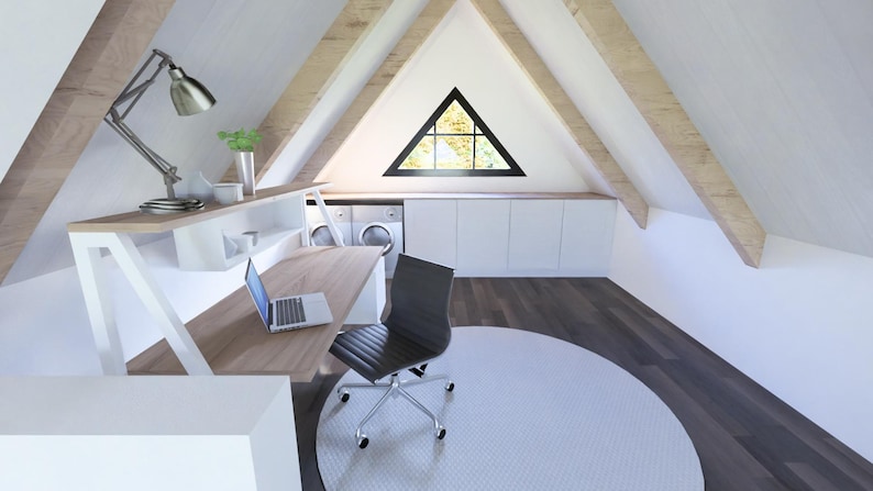 K&ouml;nnte beinhalten: Ein Dachbodenb&uuml;ro mit einem Holzschreibtisch, einem schwarzen B&uuml;rostuhl und einem Laptop. Eine silberne Schreibtischlampe und eine kleine Pflanze stehen auf dem Schreibtisch. Der Raum hat ein dreieckiges Fenster und wei&szlig;e Schr&auml;nke. Eine Waschmaschine ist sichtbar.