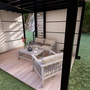 Op de afbeelding: Buitenruimte met een houten terras, een lichtgekleurde bank en twee fauteuils. Een kleine tafel heeft een theepot en kopjes. De structuur heeft een zwart frame en witte panelen, met uitzicht op een groen gazon en bomen.