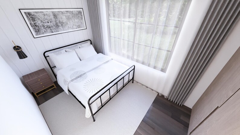 K&ouml;nnte beinhalten: Ein Schlafzimmer mit einem schwarzen Metallbettrahmen, wei&szlig;er Bettw&auml;sche und einer gemusterten Bettdecke. Unter dem Bett liegt ein grauer Teppich. Das Zimmer verf&uuml;gt &uuml;ber ein gro&szlig;es Fenster mit transparenten Vorh&auml;ngen, einen Nachttisch aus Holz und ein gerahmtes Kunstwerk an der Wand.