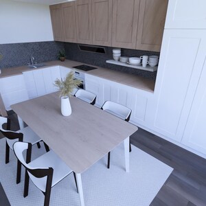 K&ouml;nnte beinhalten: Eine moderne K&uuml;che und ein Essbereich mit einem Esstisch aus hellem Holz und vier wei&szlig;en St&uuml;hlen. Die K&uuml;che verf&uuml;gt &uuml;ber wei&szlig;e Schr&auml;nke, eine dunkle R&uuml;ckwand und obere Schr&auml;nke aus hellem Holz. Auf dem Tisch steht eine Vase mit Trockenblumen.