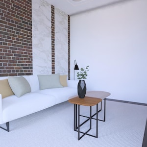 Peut inclure: Salon moderne avec un canap&eacute; blanc, des coussins d&eacute;coratifs et deux petites tables en bois avec des pieds en m&eacute;tal noir. Un vase noir avec de la verdure est pos&eacute; sur l'une des tables. La pi&egrave;ce a un mur de briques et une grande t&eacute;l&eacute;vision.